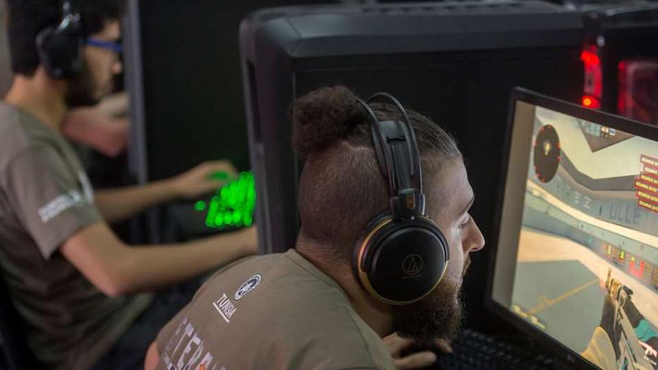 Aksi gamer saat bermain Counter-Strike. - INDOSPORT